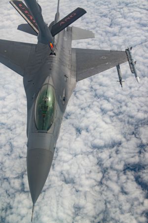 F-16 pilots, KC-135 crews team for mid-air refueling training